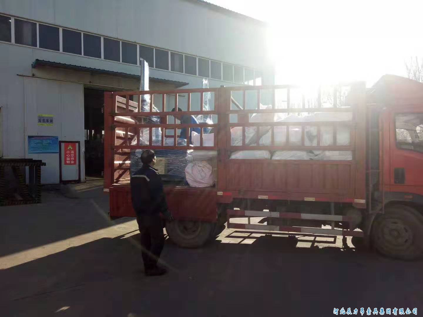 兩臺(tái)辰力32型鋼絲繩插套機(jī)發(fā)貨！